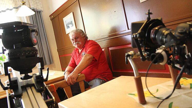 Fritz Hebendanz gefällt der Trubel. Der Brauerei-Chef aus Forchheim hat im Franken-Krimi auch eine kleine Rolle. Foto: Michael Gründel
