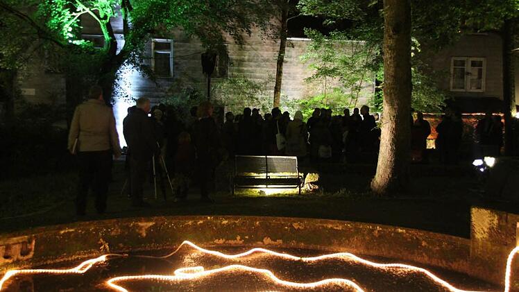 Zahlreiche Besucher schlossen sich am Samstag der Führung durch den illuminierten Salvatorfriedhof an.