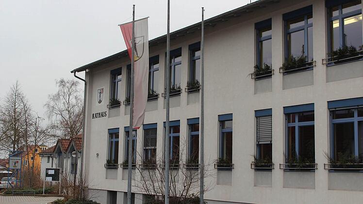 Mitten im Ort: das Rathaus in Hemhofen Foto: Andreas Dorsch
