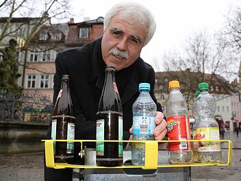 Bambergs Umweltreferent Ralf Haupt stellte im Januar 2014 die neuen Pfandringe für Mehrwertflaschen vor. Dieser befindet sich am Gabelmann in der Fußgängerzone. Archivfoto: Matthias Hoch