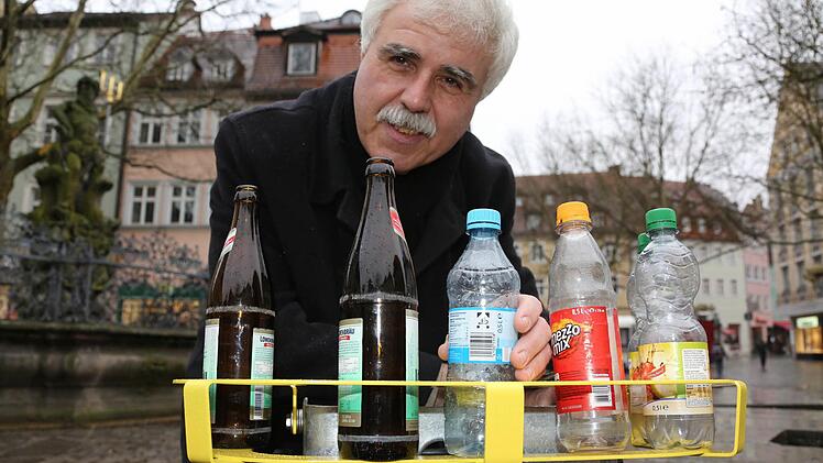 Bambergs Umweltreferent Ralf Haupt stellte im Januar 2014 die neuen Pfandringe für Mehrwertflaschen vor. Dieser befindet sich am Gabelmann in der Fußgängerzone. Archivfoto: Matthias Hoch