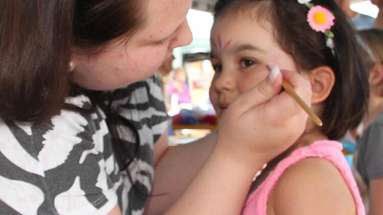 Lennya Nagel lässt sich in einen bunten Schmetterling verwandeln.