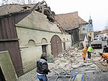 Schon kurze Zeit nach dem Einsturz der Scheune begannen Mitarbeiter der Firma Dennewill sowie des Gemeindebauhofs damit, das Baugerüst aus den Trümmern zu bergen.  Foto: Marian Hamacher