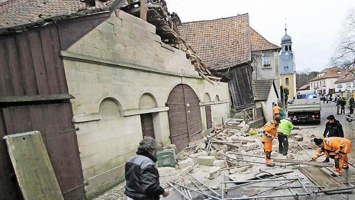 Schon kurze Zeit nach dem Einsturz der Scheune begannen Mitarbeiter der Firma Dennewill sowie des Gemeindebauhofs damit, das Baugerüst aus den Trümmern zu bergen.  Foto: Marian Hamacher