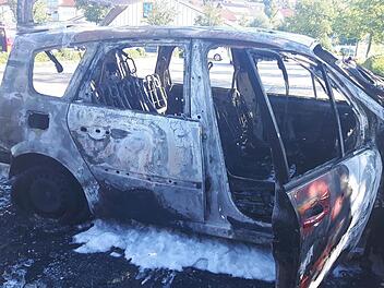 Am Freitagmorgen brannte ein Renault Megan auf einem Parkplatz in Ebelsbach aus. Foto: Friederike Stark