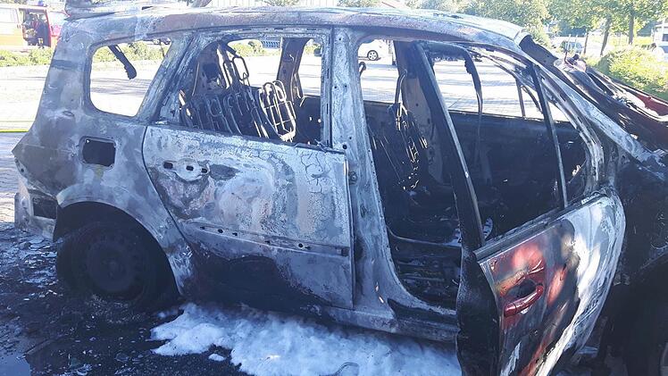 Am Freitagmorgen brannte ein Renault Megan auf einem Parkplatz in Ebelsbach aus. Foto: Friederike Stark