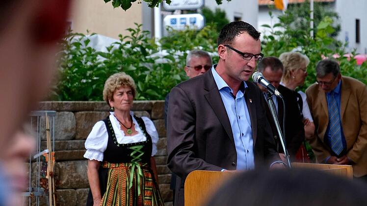 "Du bist der Vereinsmotor", erinnerte der Ortsbeauftragte Torsten Büchner an Irmgard Heinrichs unermüdliches Engagement. Foto: Gerd Schaar
