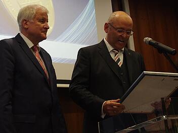 Horst Seehofer (l.) nahm die Große Ehrenmedaille der IHK aus den Händen von Heribert Trunk entgegen. Foto: Marco Meißner