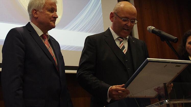 Horst Seehofer (l.) nahm die Große Ehrenmedaille der IHK aus den Händen von Heribert Trunk entgegen. Foto: Marco Meißner