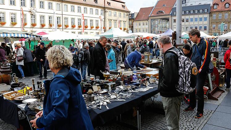 Beim Bamberger Antikmarkt kamen Liebhaber schöner alter Dinge voll auf ihre kosten. Foto: Matthias Hoch