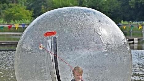 &Uuml;bers Wasser gehen ist schwierig, aber mit dem Rollen klappte es im Waldbad schon ganz gut.