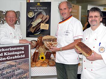 Die beiden stellvertretenden Innungsobermeister der Bäckerinnung  Rhön-Grabfeld waren während der gesamten Brotprüfung anwesend. Auf dem Bild sind (von links)  Klaus Kemmer (Ramsthal), Brotprüfer Manfred Stiefel vom Institut für die Qualitätssicherung von Backwaren und Heribert Hedrich (Winkels/Hausen).  Peter Rauch