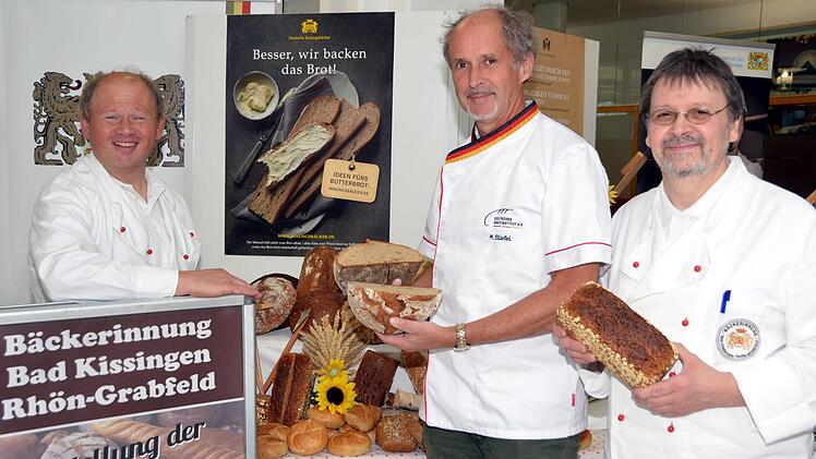 Die beiden stellvertretenden Innungsobermeister der Bäckerinnung  Rhön-Grabfeld waren während der gesamten Brotprüfung anwesend. Auf dem Bild sind (von links)  Klaus Kemmer (Ramsthal), Brotprüfer Manfred Stiefel vom Institut für die Qualitätssicherung von Backwaren und Heribert Hedrich (Winkels/Hausen).  Peter Rauch