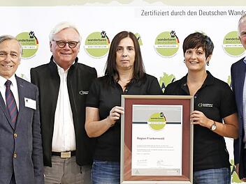 Bei der Verleihung der hochkarätigen Auszeichnung (von links): der Präsident des Wanderverbands, Hans-Ulrich Rauchfuß, der Vorsitzende des Frankenwaldvereins, Dieter Frank, Anja Wunder und Julia Rubsch vom Frankenwald Tourismus Center, sowie Jochen Flasbarth, Staatssekretär für Umwelt und Naturschutz  Foto: Messe Düsseldorf / C.Tillmann