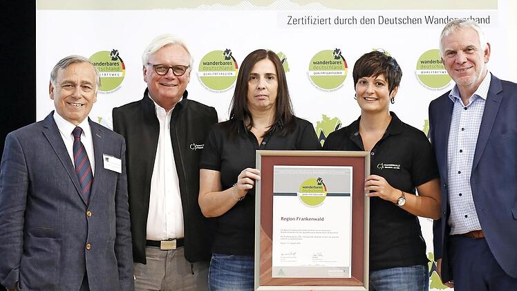 Bei der Verleihung der hochkarätigen Auszeichnung (von links): der Präsident des Wanderverbands, Hans-Ulrich Rauchfuß, der Vorsitzende des Frankenwaldvereins, Dieter Frank, Anja Wunder und Julia Rubsch vom Frankenwald Tourismus Center, sowie Jochen Flasbarth, Staatssekretär für Umwelt und Naturschutz  Foto: Messe Düsseldorf / C.Tillmann