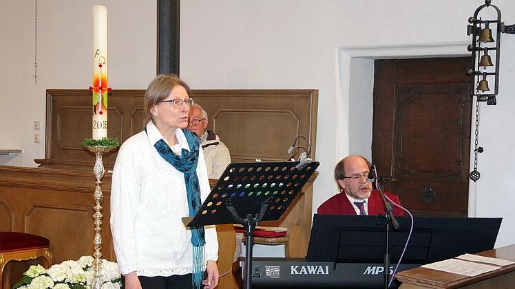 Elisabeth und Pfarrer Andreas Heindl boten in der Spitalkirche Lieder zum zuhören und mitsingen dar. Foto: Heike Schülein