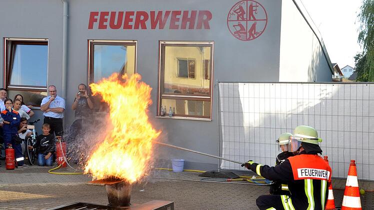 Mit Wasser kann kein Fett- oder Ölbrand gelöscht werden. Eindringlich wurde dies am "Fire-Trainer" demonstriert. Peter Rauch