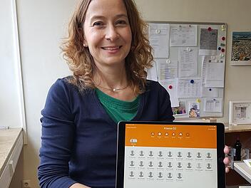 Karin Divers-Trapp zeigt das Gerät, mit dem der Lehrer sehen kann, was die Schüler an den I-Pads gerade machen. Fotos: Tobias Kindermann