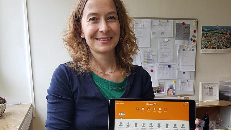 Karin Divers-Trapp zeigt das Gerät, mit dem der Lehrer sehen kann, was die Schüler an den I-Pads gerade machen. Fotos: Tobias Kindermann