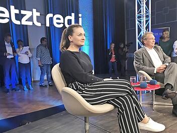 Judith Gerlach und Klaus Ernst stellten sich den Fragen aus dem Publikum. Sie erklärten zum Schluss, dass sie sich gegenseitig pflegen würden.