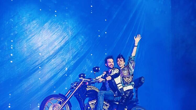 Mit ihrem Motorrad k&ouml;nnen Andreas und Chris fliegen. Fotos: Ralph Larmann