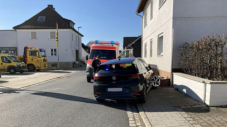 Im Ebersdorfer Gemeindeteil Frohnlach baute ein Rentner einen Unfall.