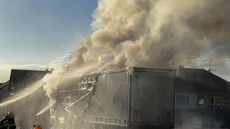 Starke Rauchentwicklung: Sattelzug steht in Vollbrand