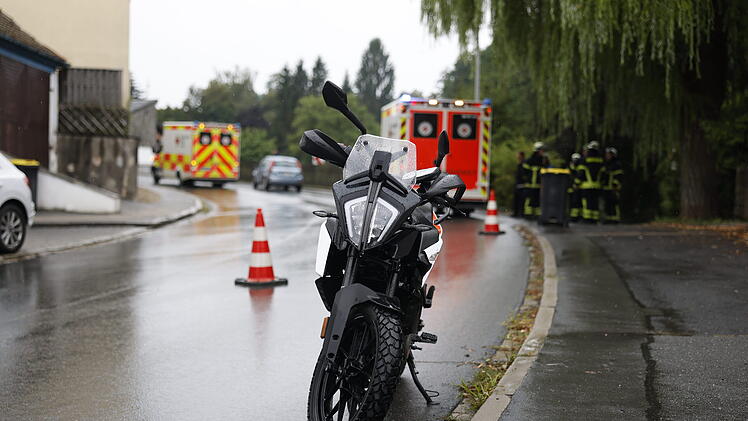 Motorrad driftet in Gegenverkehr ab: Zwei Verletzte nach Crash in Ortsdurchfahrt