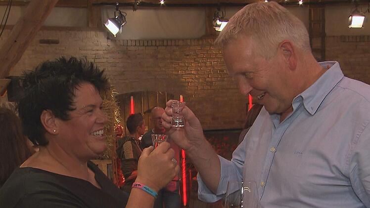 Die 55-J&auml;hrige flirtet beim Wiedersehen mit Bauer J&ouml;rg.