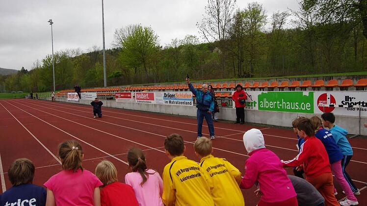 Herbert Höfnert schickte die Gruppen auf dem Strecke. Foto: Klaus Werner