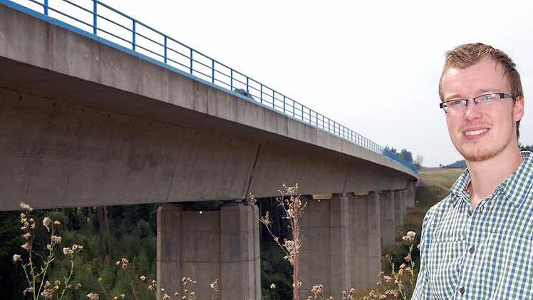 Praktikant Sebastian König beschreibt die Pöppelholzbrücke, über die ab 2107 Züge rollen sollen. Fotos: Andreas Welz