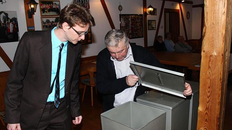 Auch die Wahlurnen wurden kontrolliert. Im Bild Achim Geyer mit Wahlvorsteher Fritz Rösch.