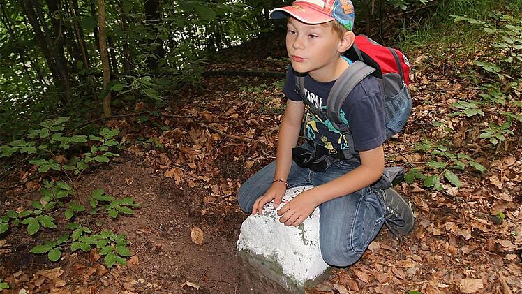 Finn entdeckt einen Grenzstein