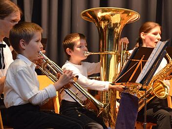 Die Little Muppets beim Herbstkonzert der Jugendkapelle der Freiwilligen Feuerwehr Garitz. An der Tuba sitzt Frederick Ammersbach. Mit sieben Jahren ist er schon Solist .  Fotos: Peter Rauch