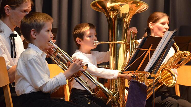 Die Little Muppets beim Herbstkonzert der Jugendkapelle der Freiwilligen Feuerwehr Garitz. An der Tuba sitzt Frederick Ammersbach. Mit sieben Jahren ist er schon Solist .  Fotos: Peter Rauch