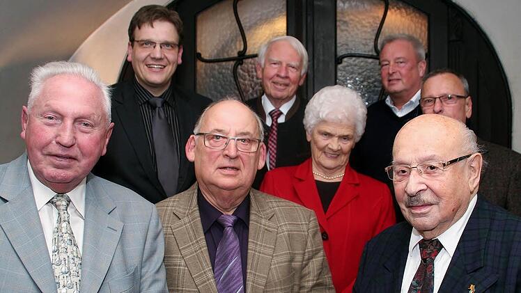 Ehrenurkunde, Ehrenzeichen und Bocksbeutel gab es für die geehrten (von links) Josef Memmel, Axel Mager, (beide 50 Jahre). Eberhard Gräf, Girlinde Zimny, Erich Laube (40 Jahre), Joachim Müller (45 Jahre) und Eduard Hahn (60 Jahre). Hinten links CSU-Ortsverbandsvorsitzender Steffen Hörtler  Foto: Vogel