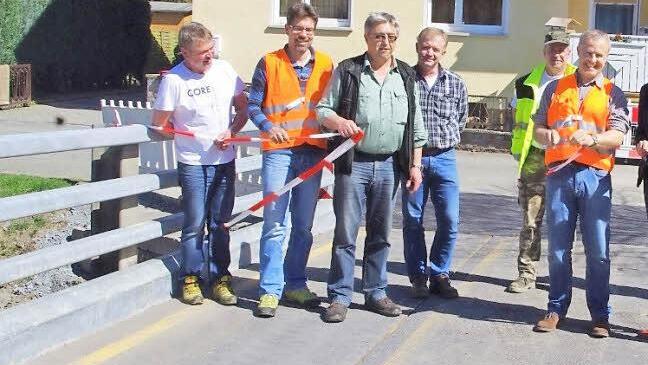 Bürgermeisterin Susanne Grebner (Zweite von rechts) und Sachgebietsleiter Gunter Dressel (Dritter von rechts) gaben die Brücke zum Uferweg offiziell für den Verkehr frei. Foto: Heike Schülein