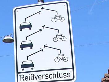 Radfahrer und Autofahrer in einer Reihe: Das umstrittenes Reißverschlusssystem in der Bamberger Innenstadt wird vom ADFC verteidigt. Doch der Druck auf den Stadtrat wächst.  Foto: p