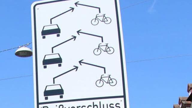 Radfahrer und Autofahrer in einer Reihe: Das umstrittenes Reißverschlusssystem in der Bamberger Innenstadt wird vom ADFC verteidigt. Doch der Druck auf den Stadtrat wächst.  Foto: p