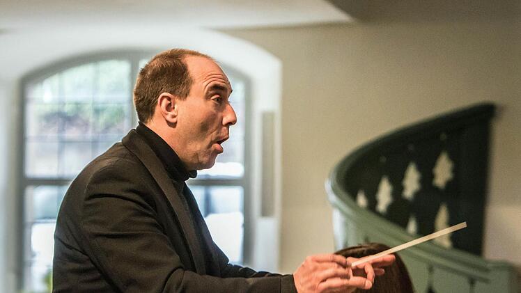 Souveräner Dirigent war Hildburghausens Kirchenmusikdirektor Torsten Sterzik.Foto: Jochen Berger