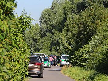 Ein Polizeifahrzeug steht am 19.07.2016 auf einer Wiese bei Würzburg (Bayern). Am Montagabend war ein 17 Jahre alter Afghane mit einer Axt und einem Messer auf Fahrgäste in einem Regionalzug bei Würzburg-Heidingsfeld losgegangen. Vier Menschen wurden schwer verletzt, ein weiterer leicht. Die Polizei erschoss den Angreifer als er flüchtete. Foto: Karl-Josef Hildenbrand/dpa