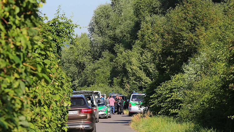 Ein Polizeifahrzeug steht am 19.07.2016 auf einer Wiese bei Würzburg (Bayern). Am Montagabend war ein 17 Jahre alter Afghane mit einer Axt und einem Messer auf Fahrgäste in einem Regionalzug bei Würzburg-Heidingsfeld losgegangen. Vier Menschen wurden schwer verletzt, ein weiterer leicht. Die Polizei erschoss den Angreifer als er flüchtete. Foto: Karl-Josef Hildenbrand/dpa