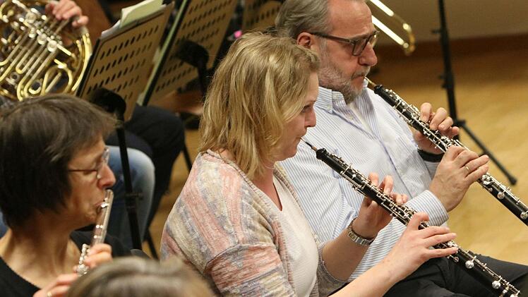 Das Orchester der Gesellschaft der Musikfreunde Neustadt probt für sein Sinfoniekonzert, das am 1. April in der Mehrzweckhalle stattfindet.Foto: Jochen Berger