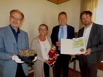 Der Tüchersfelder Museumsleiter Rainer Hofmann (l.) übergibt seinen Posten im kommenden Jahr an Jens Kraus (r.). Die Forchheimer Vizelandrätin Rosi Kraus und der Bayreuther Landrat Hermann Hübner stehen hinter dieser Personalentscheidung.  Foto: Thomas Weichert
