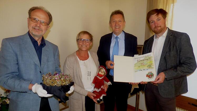 Der Tüchersfelder Museumsleiter Rainer Hofmann (l.) übergibt seinen Posten im kommenden Jahr an Jens Kraus (r.). Die Forchheimer Vizelandrätin Rosi Kraus und der Bayreuther Landrat Hermann Hübner stehen hinter dieser Personalentscheidung.  Foto: Thomas Weichert