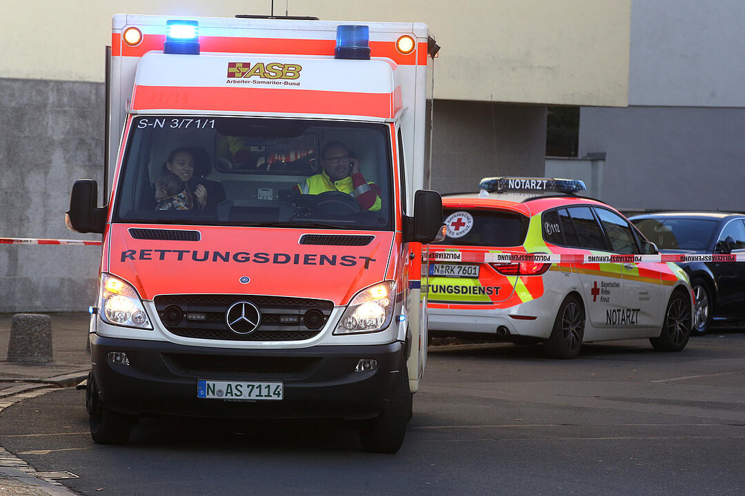 Wohnungsbrand in Nürnberg: Feuerwehr rettet Bewohner mit Drehleiter