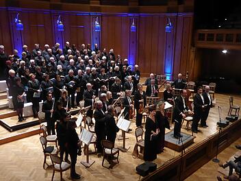 Begeisterndes Konzert zum 3. Advent im 20. Winterzauber: Johann Sebastian Bachs "Weihnachtsoratorium" unter der Stabführung von Burkhard Ascherl, mit dem Chor seiner Kantorei, dem Mitteldeutschen Kammerorchester und den vier Gesangssolisten (v.l.) Stefanie Rhaue (Alt), Brigitte Ascherl (Sopran), Florian Feth (Tenor) und Dieter Goffing (Bariton)