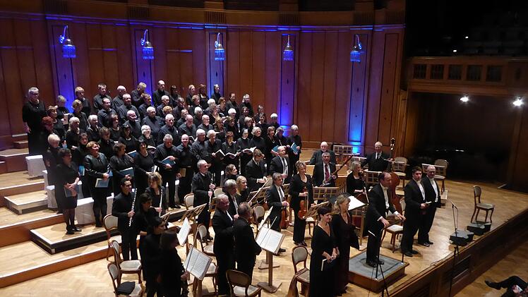 Begeisterndes Konzert zum 3. Advent im 20. Winterzauber: Johann Sebastian Bachs "Weihnachtsoratorium" unter der Stabführung von Burkhard Ascherl, mit dem Chor seiner Kantorei, dem Mitteldeutschen Kammerorchester und den vier Gesangssolisten (v.l.) Stefanie Rhaue (Alt), Brigitte Ascherl (Sopran), Florian Feth (Tenor) und Dieter Goffing (Bariton)