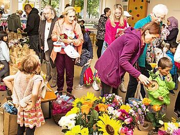 W&auml;hrend der Abholzeiten fanden sich viele Besucher ein, die von den Vorschulkindern und Hortkindern bedient und beraten wurden.  Foto: privat