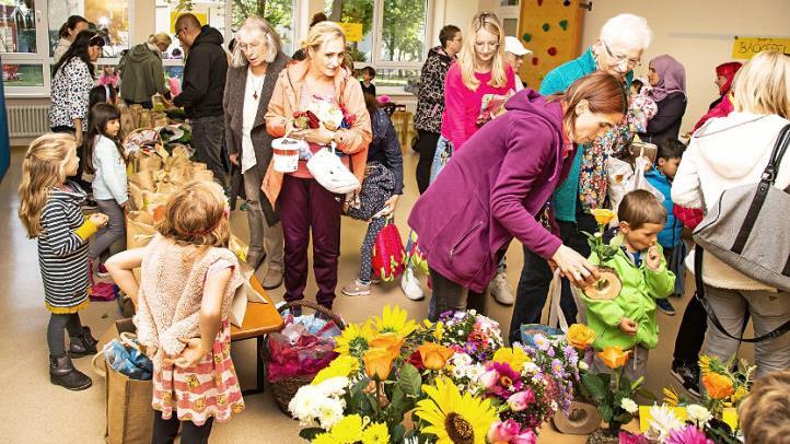 W&auml;hrend der Abholzeiten fanden sich viele Besucher ein, die von den Vorschulkindern und Hortkindern bedient und beraten wurden.  Foto: privat